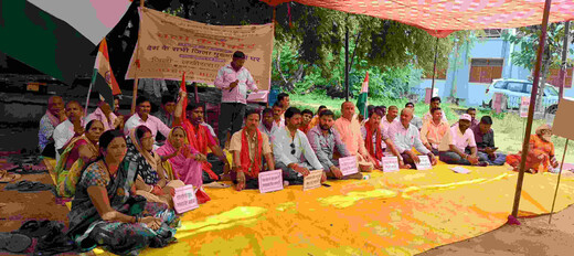 जनसंख्या नियंत्रण कानून व यूनिफॉर्म सिविल कोड की मांग को लेकर राष्ट्रीय हिंदू फ्रंट का धरना प्रदर्शन